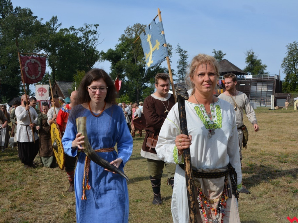 Ucieczka z uczty i pogrzeb wodza, czyli sobota na grzybowskim grodzie