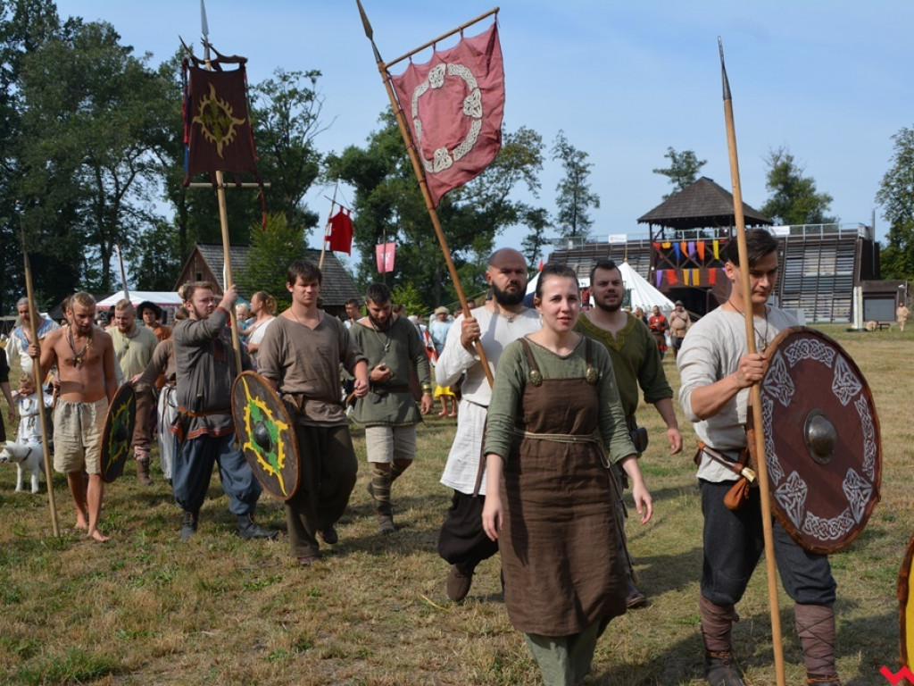 Ucieczka z uczty i pogrzeb wodza, czyli sobota na grzybowskim grodzie