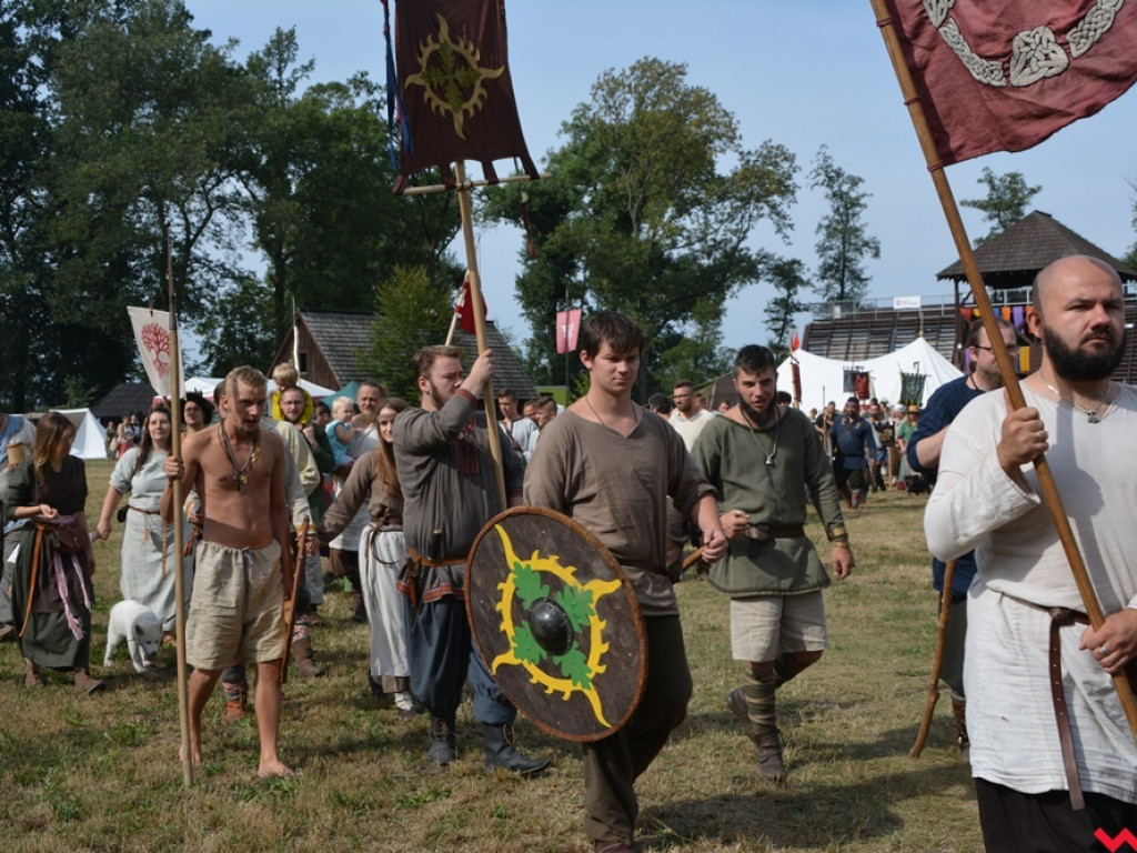 Ucieczka z uczty i pogrzeb wodza, czyli sobota na grzybowskim grodzie