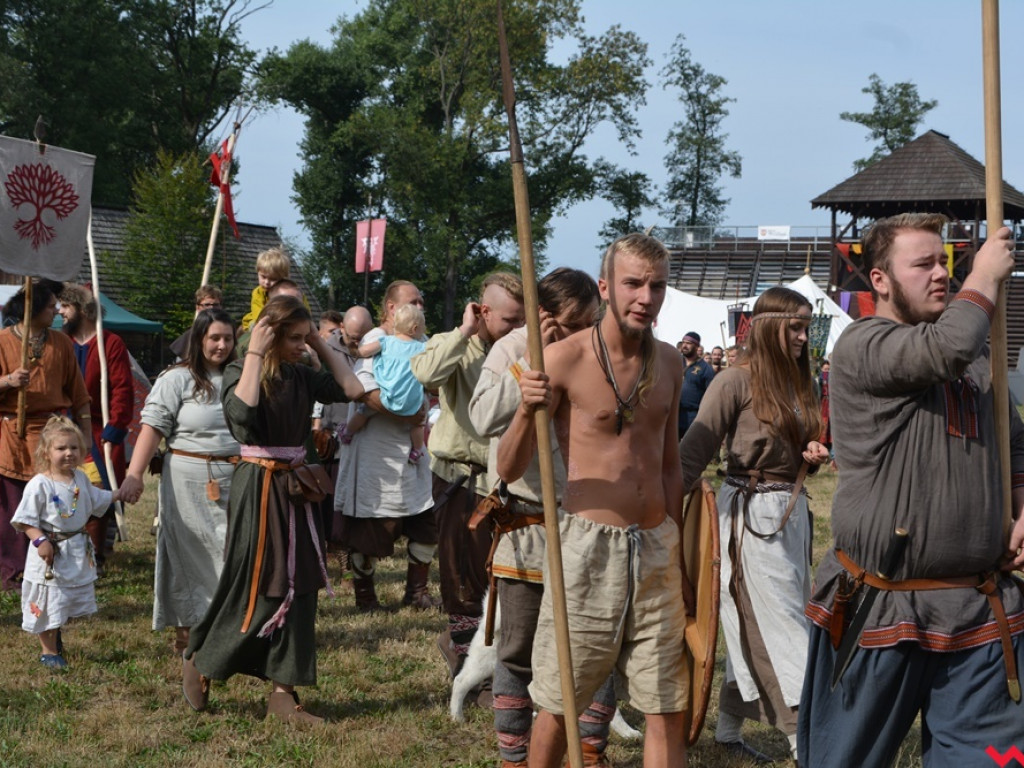 Ucieczka z uczty i pogrzeb wodza, czyli sobota na grzybowskim grodzie