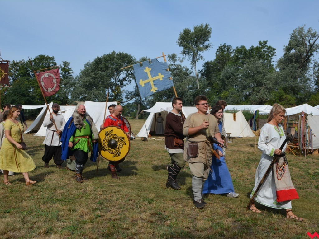 Ucieczka z uczty i pogrzeb wodza, czyli sobota na grzybowskim grodzie