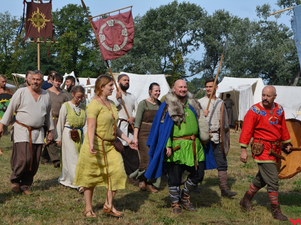 Ucieczka z uczty i pogrzeb wodza, czyli sobota na grzybowskim grodzie