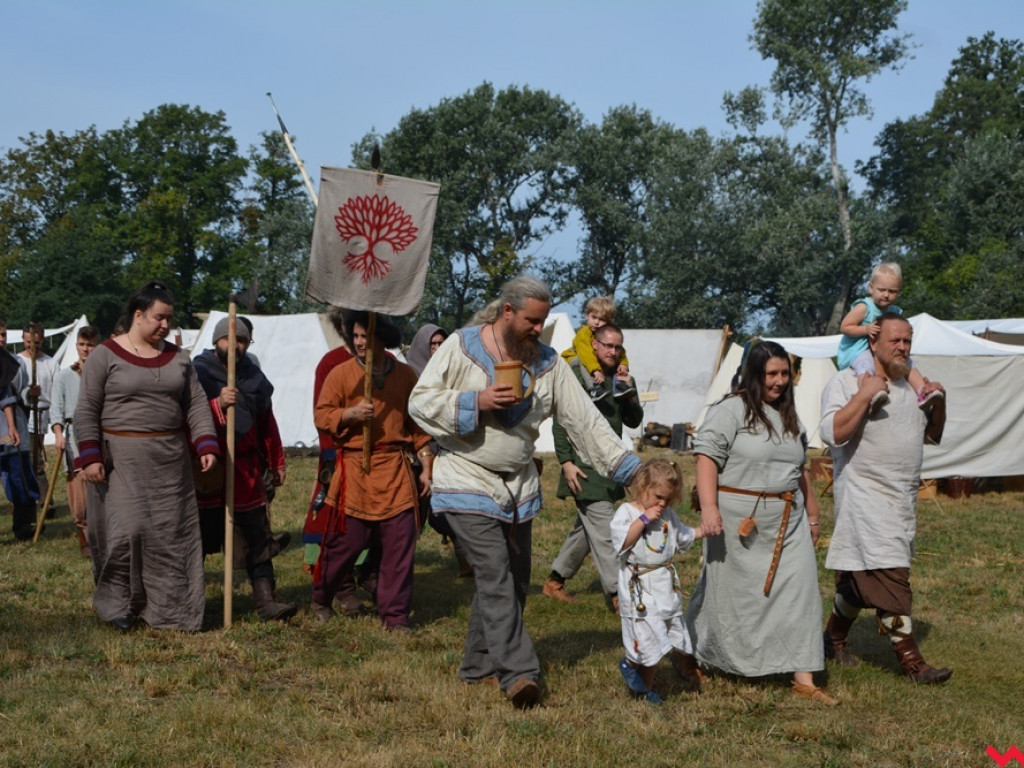 Ucieczka z uczty i pogrzeb wodza, czyli sobota na grzybowskim grodzie