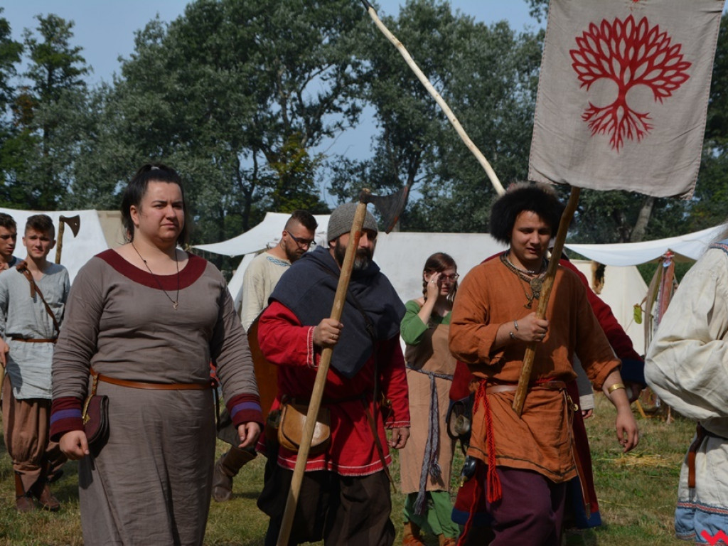 Ucieczka z uczty i pogrzeb wodza, czyli sobota na grzybowskim grodzie