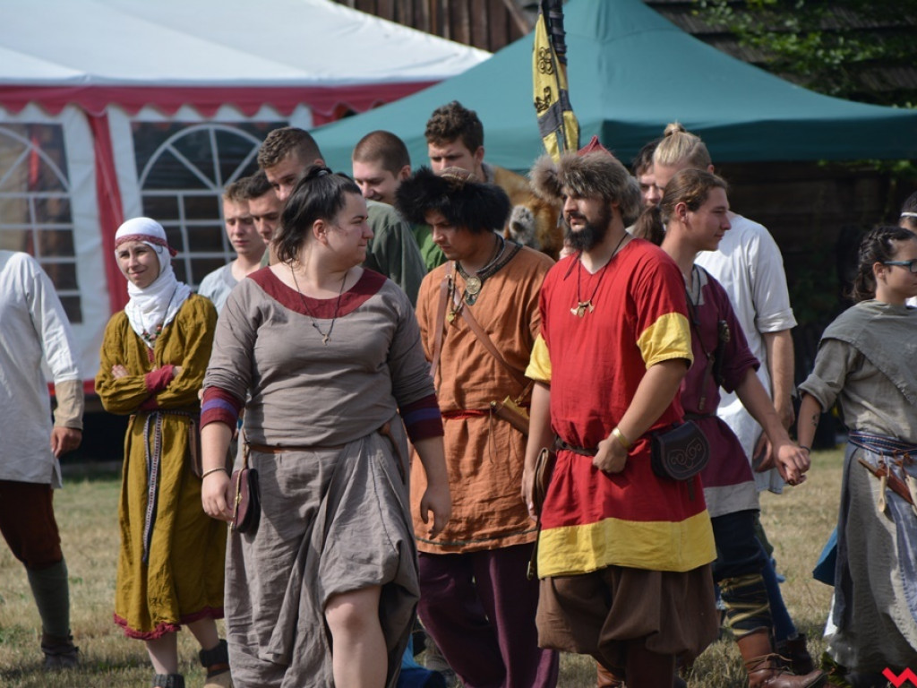 Ucieczka z uczty i pogrzeb wodza, czyli sobota na grzybowskim grodzie