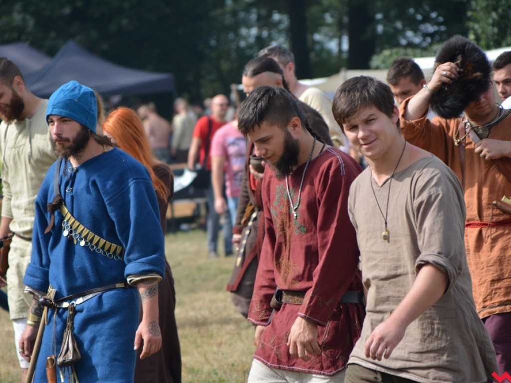 Ucieczka z uczty i pogrzeb wodza, czyli sobota na grzybowskim grodzie