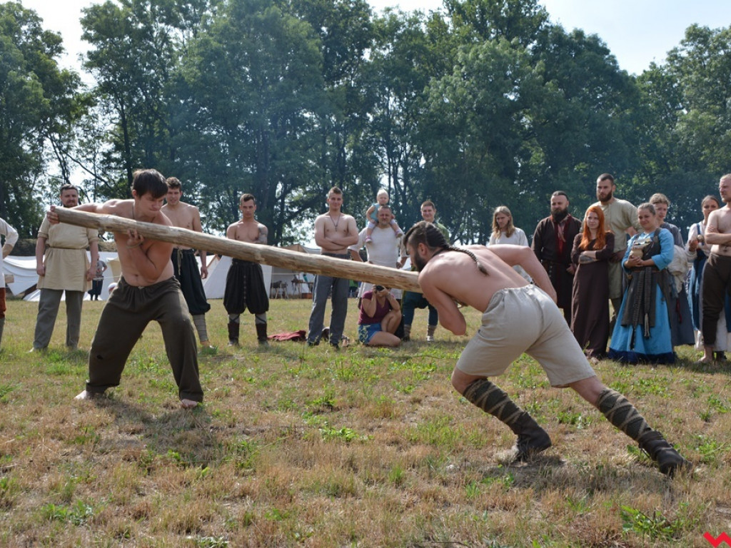 Ucieczka z uczty i pogrzeb wodza, czyli sobota na grzybowskim grodzie