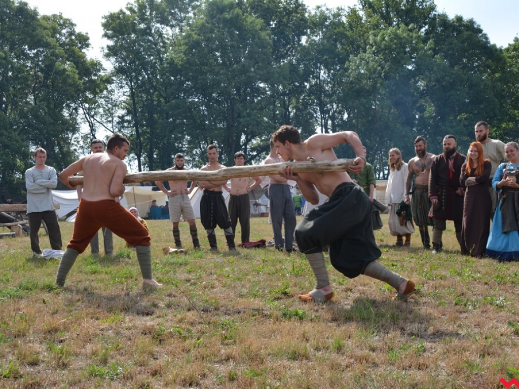 Ucieczka z uczty i pogrzeb wodza, czyli sobota na grzybowskim grodzie