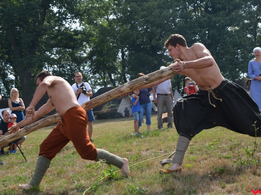 Ucieczka z uczty i pogrzeb wodza, czyli sobota na grzybowskim grodzie