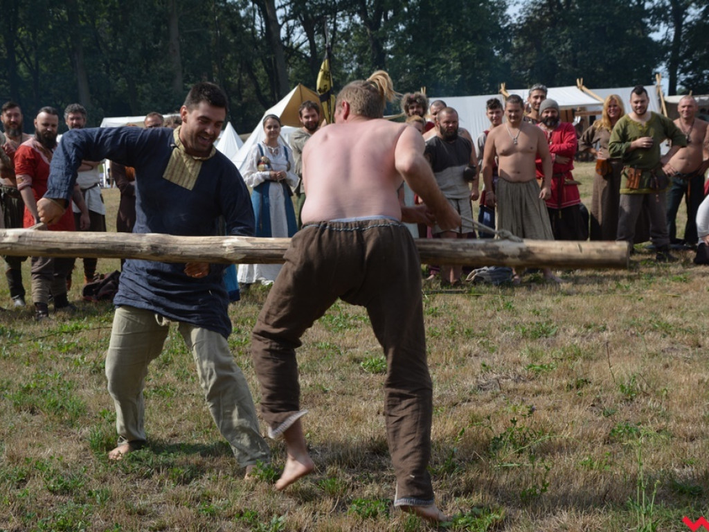 Ucieczka z uczty i pogrzeb wodza, czyli sobota na grzybowskim grodzie