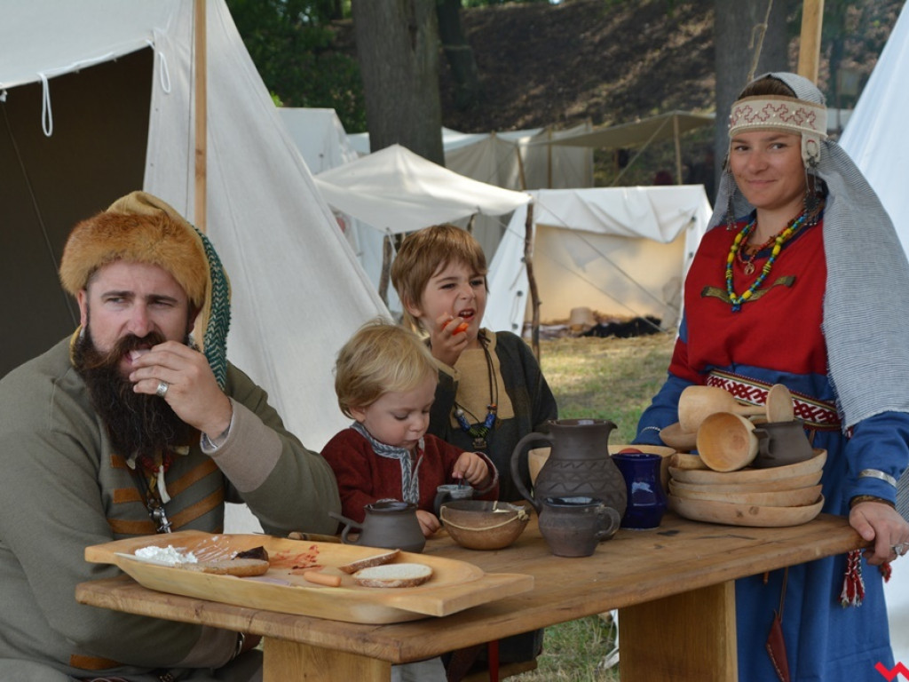 Ucieczka z uczty i pogrzeb wodza, czyli sobota na grzybowskim grodzie