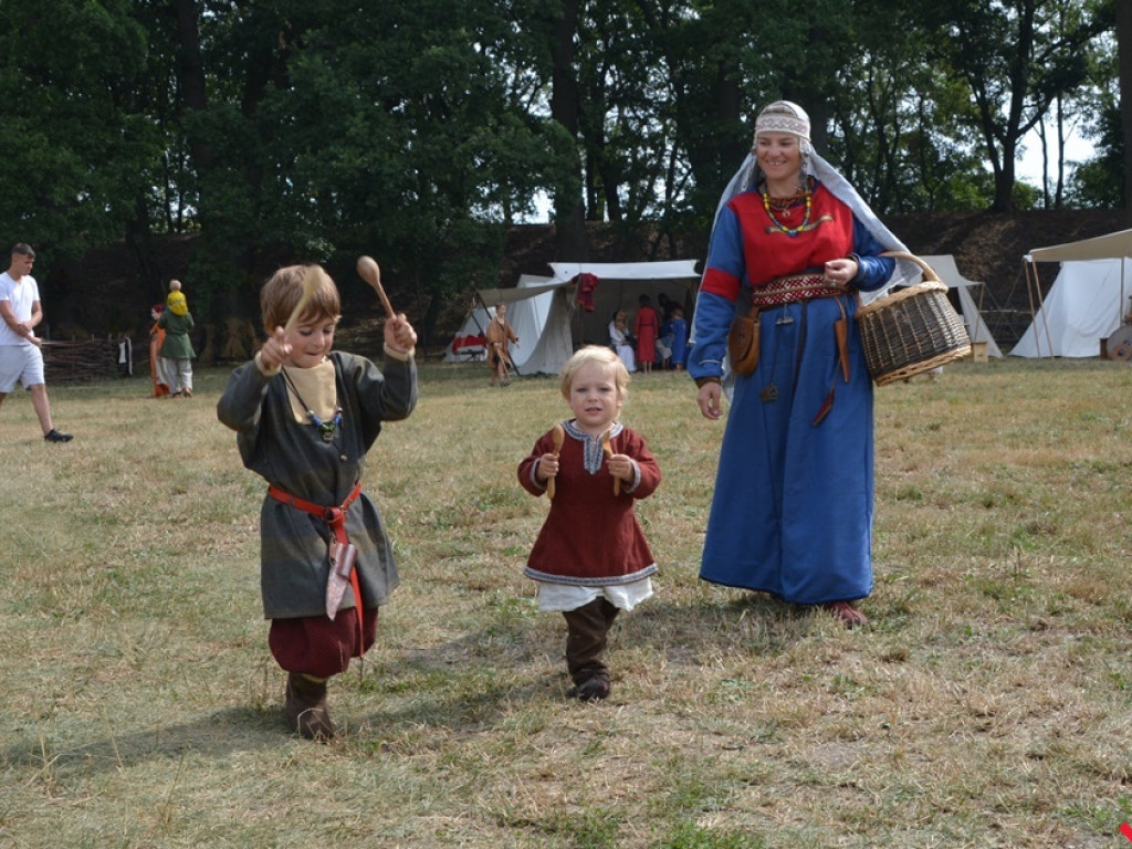 Ucieczka z uczty i pogrzeb wodza, czyli sobota na grzybowskim grodzie