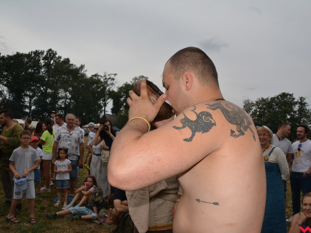 Ucieczka z uczty i pogrzeb wodza, czyli sobota na grzybowskim grodzie