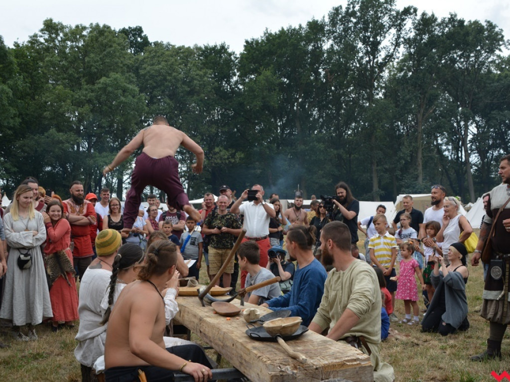 Ucieczka z uczty i pogrzeb wodza, czyli sobota na grzybowskim grodzie