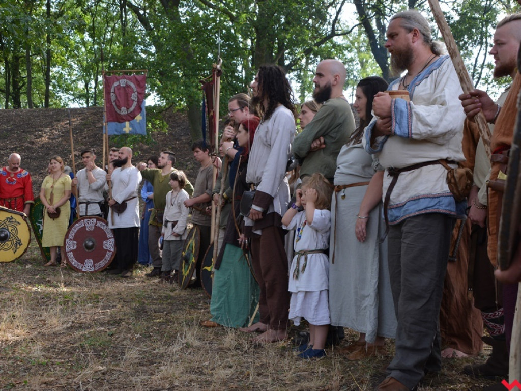 Ucieczka z uczty i pogrzeb wodza, czyli sobota na grzybowskim grodzie