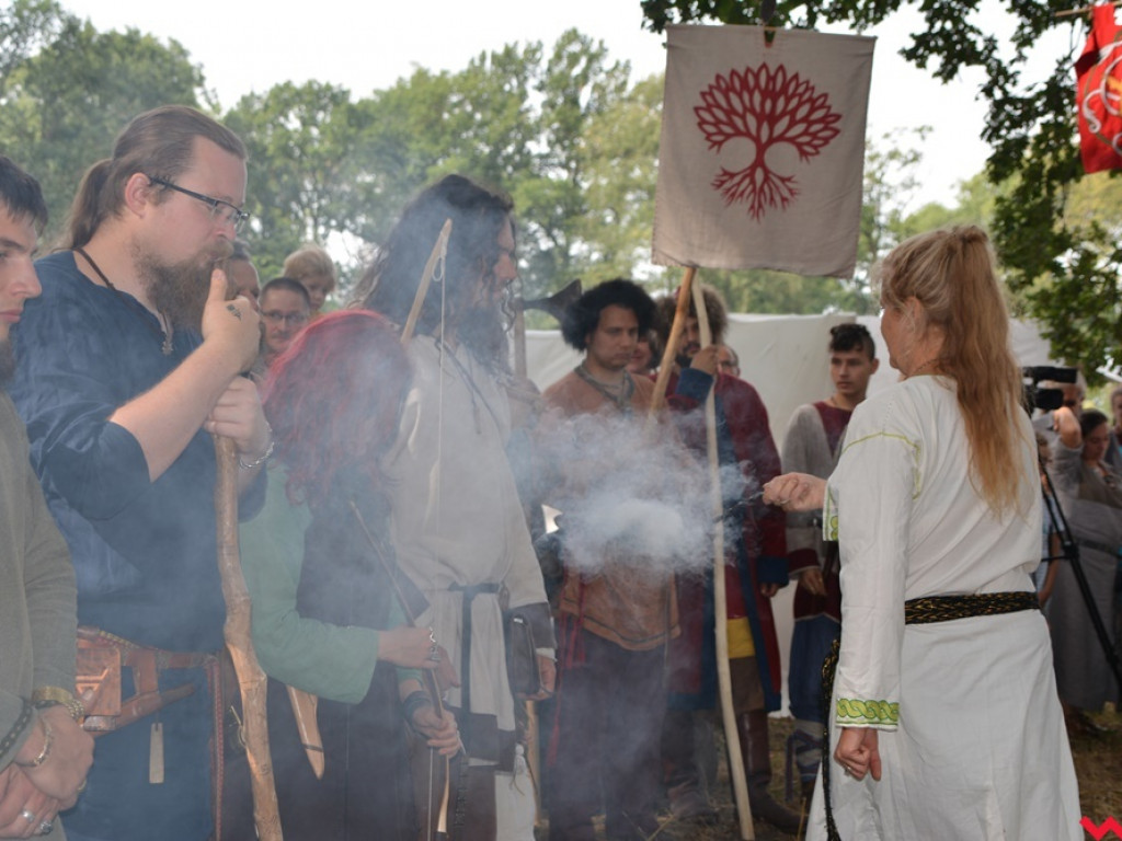 Ucieczka z uczty i pogrzeb wodza, czyli sobota na grzybowskim grodzie