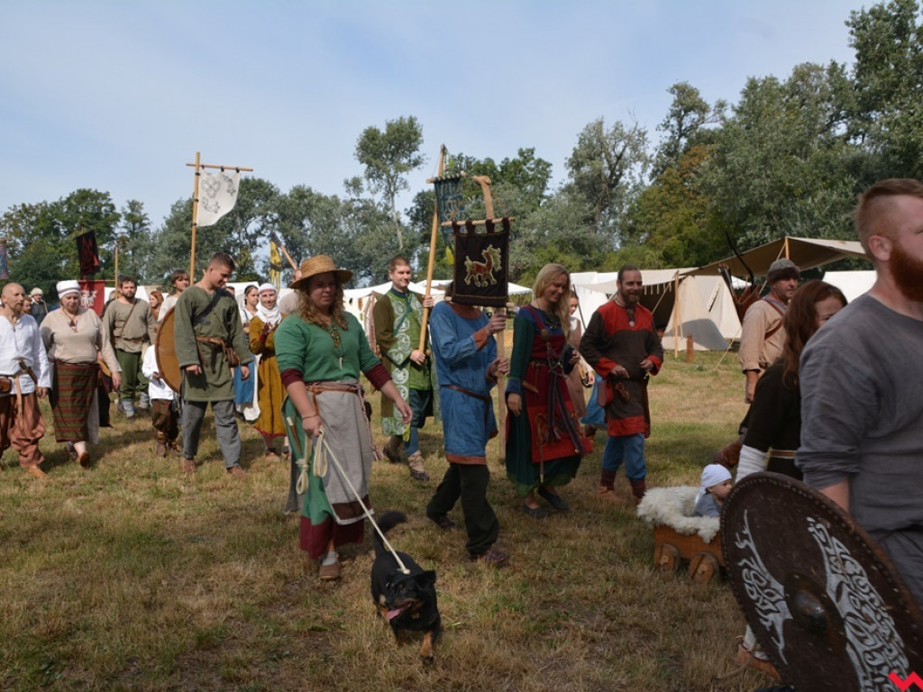 Ucieczka z uczty i pogrzeb wodza, czyli sobota na grzybowskim grodzie