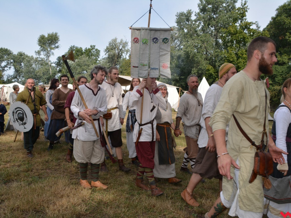 Ucieczka z uczty i pogrzeb wodza, czyli sobota na grzybowskim grodzie