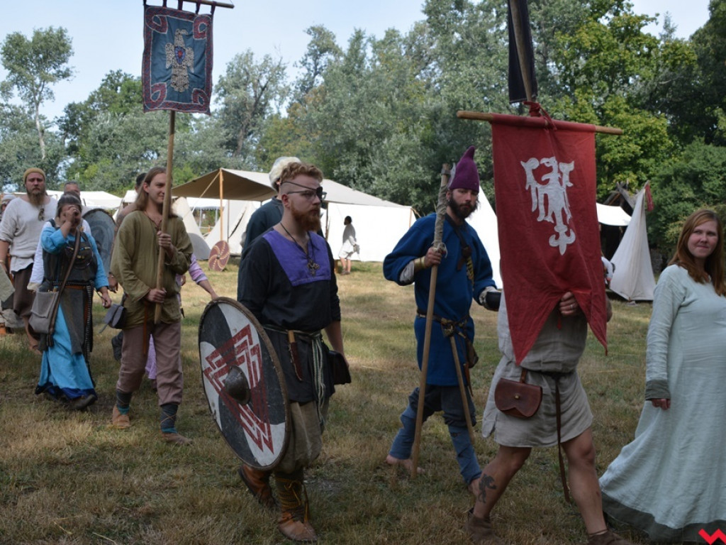 Ucieczka z uczty i pogrzeb wodza, czyli sobota na grzybowskim grodzie