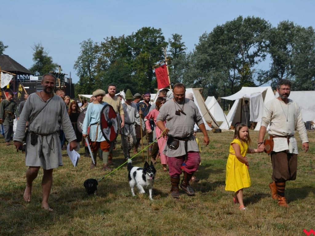 Ucieczka z uczty i pogrzeb wodza, czyli sobota na grzybowskim grodzie