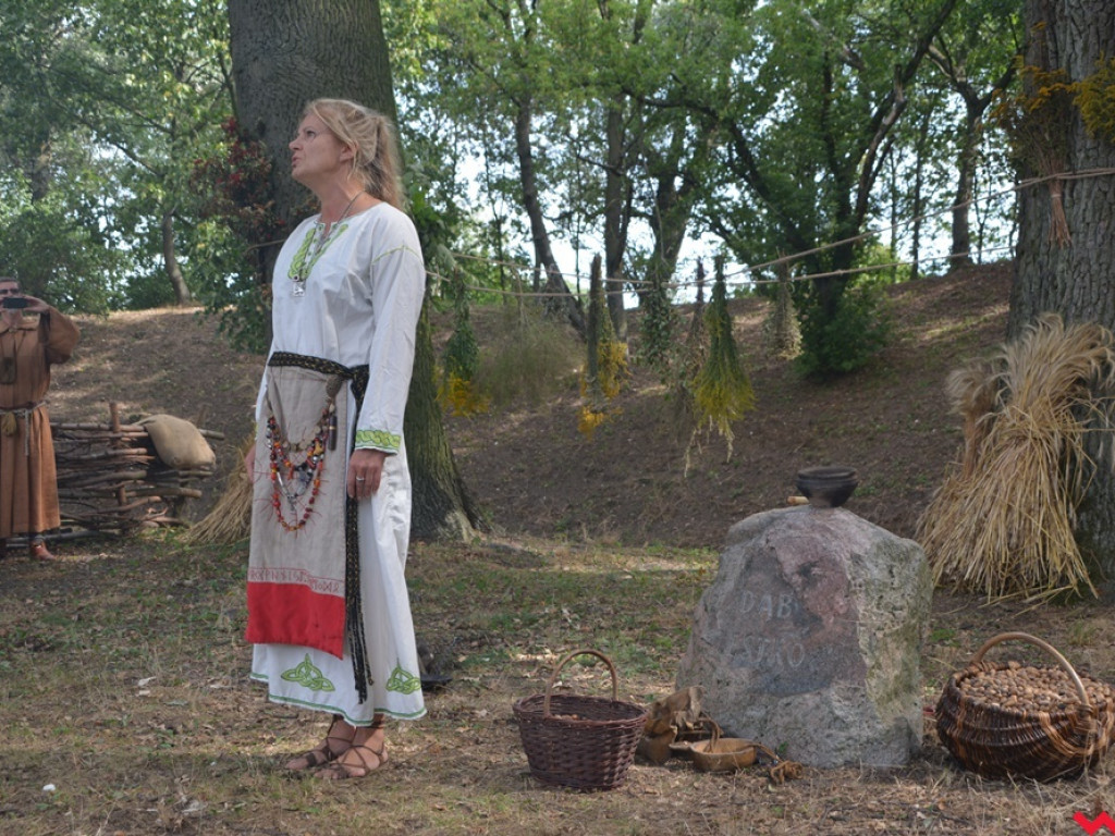 Ucieczka z uczty i pogrzeb wodza, czyli sobota na grzybowskim grodzie