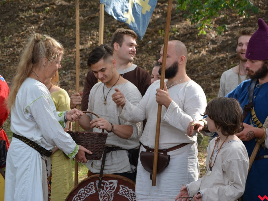 Ucieczka z uczty i pogrzeb wodza, czyli sobota na grzybowskim grodzie