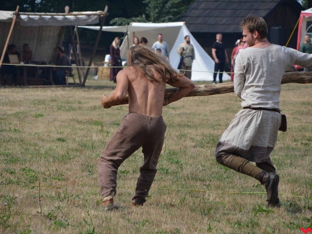 Ucieczka z uczty i pogrzeb wodza, czyli sobota na grzybowskim grodzie