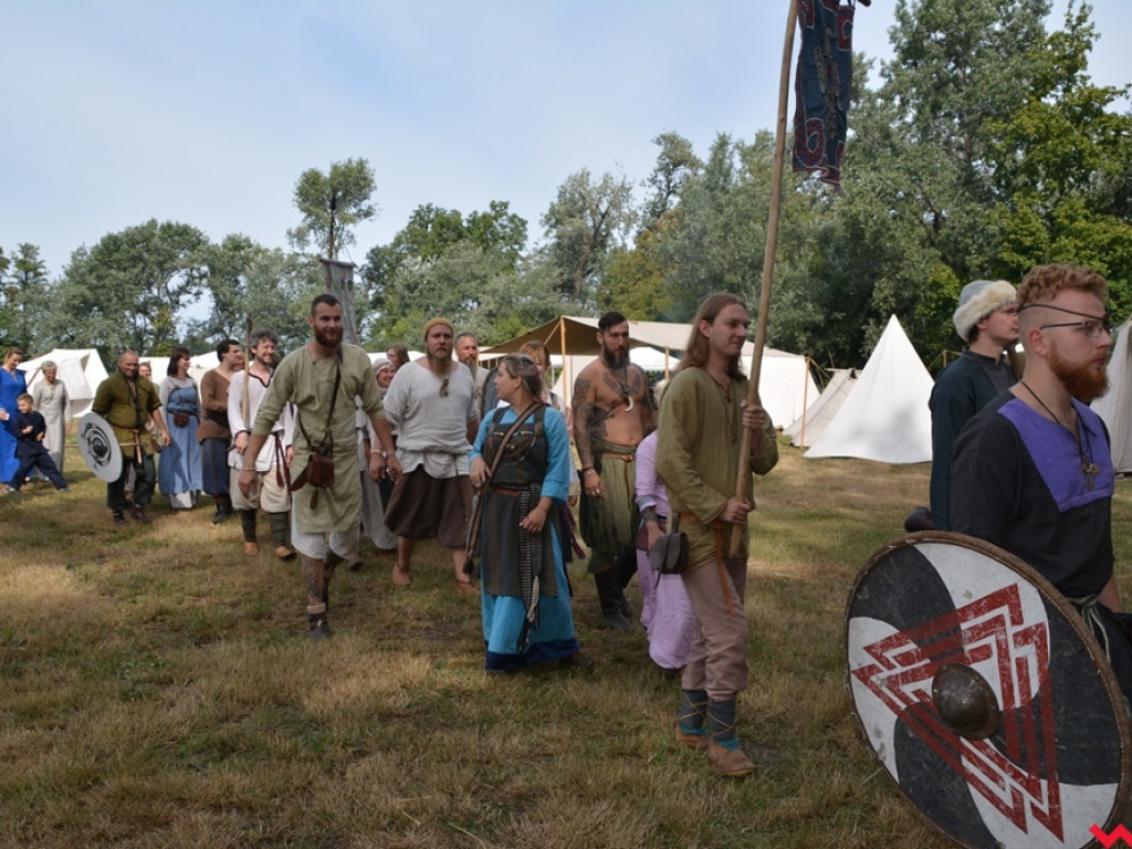 Ucieczka z uczty i pogrzeb wodza, czyli sobota na grzybowskim grodzie