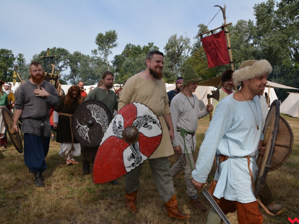 Ucieczka z uczty i pogrzeb wodza, czyli sobota na grzybowskim grodzie