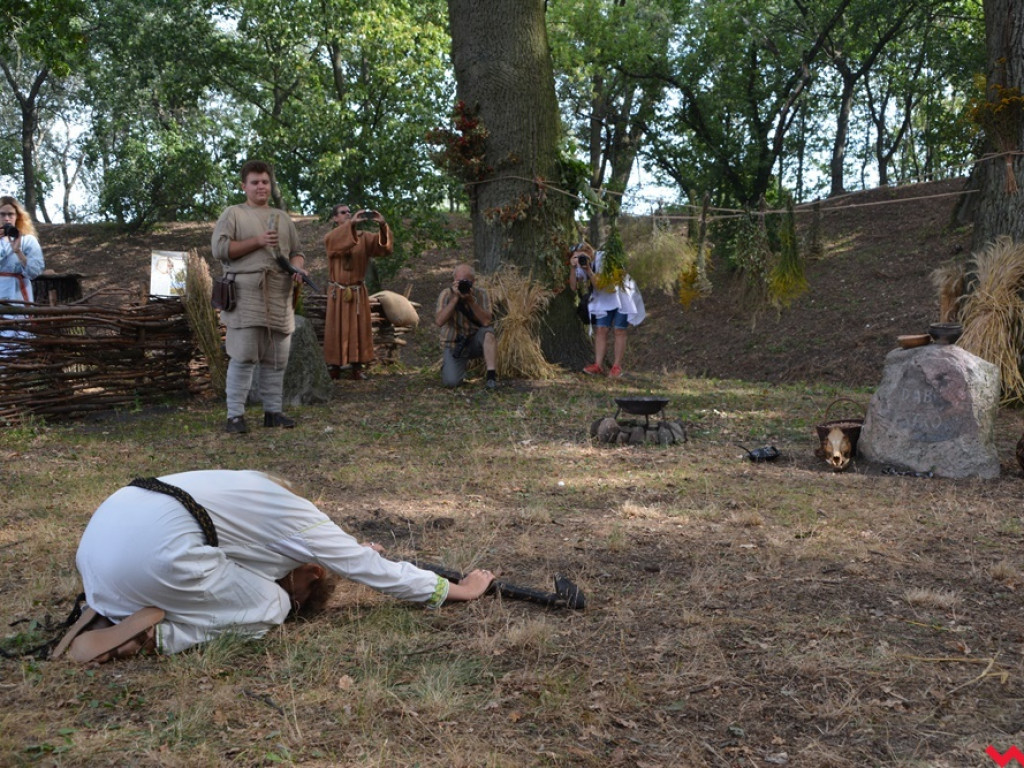 Ucieczka z uczty i pogrzeb wodza, czyli sobota na grzybowskim grodzie