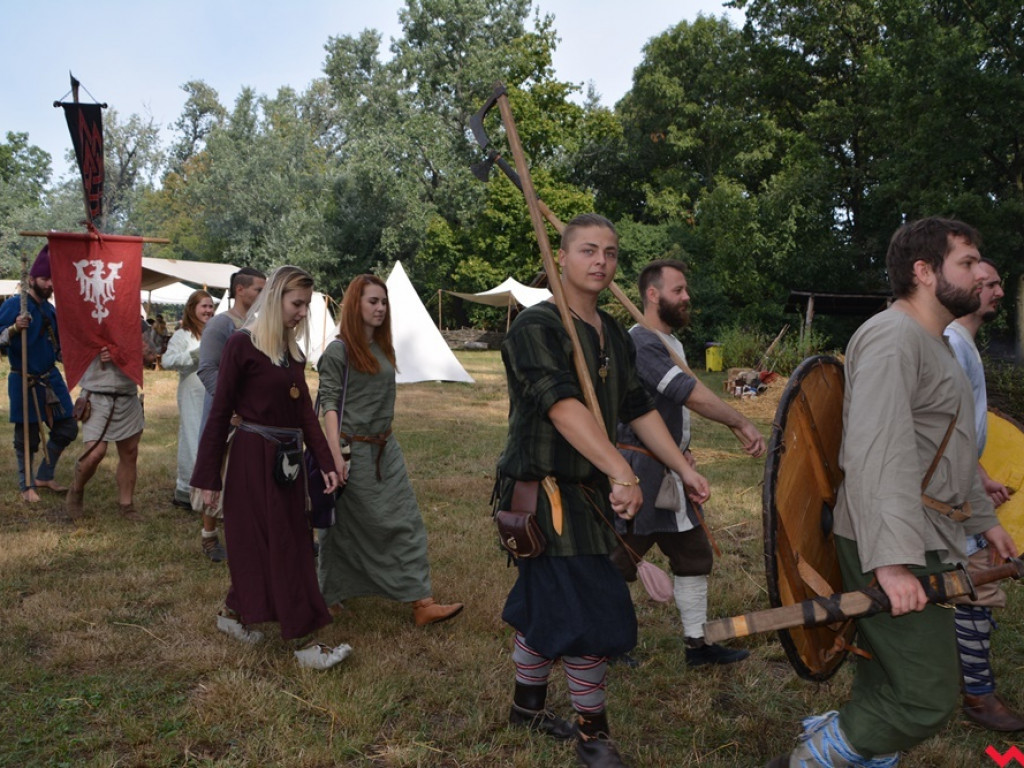 Ucieczka z uczty i pogrzeb wodza, czyli sobota na grzybowskim grodzie