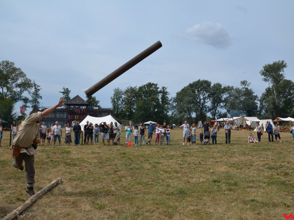 Ucieczka z uczty i pogrzeb wodza, czyli sobota na grzybowskim grodzie
