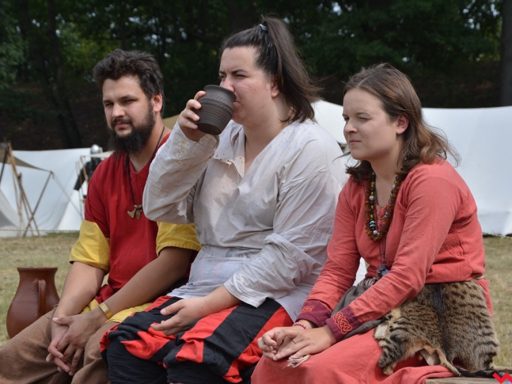 Ucieczka z uczty i pogrzeb wodza, czyli sobota na grzybowskim grodzie