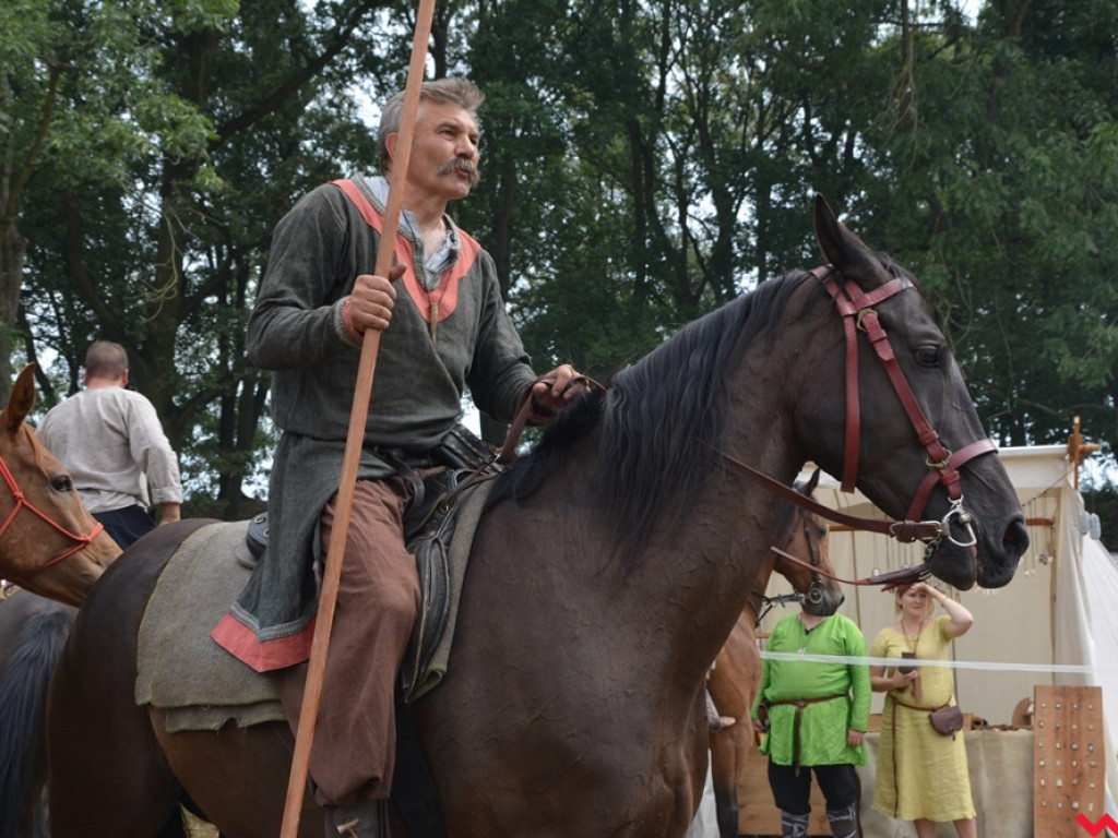Ucieczka z uczty i pogrzeb wodza, czyli sobota na grzybowskim grodzie