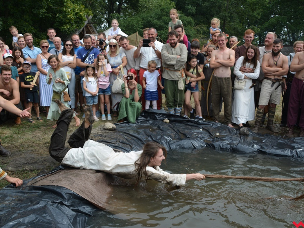 Ucieczka z uczty i pogrzeb wodza, czyli sobota na grzybowskim grodzie
