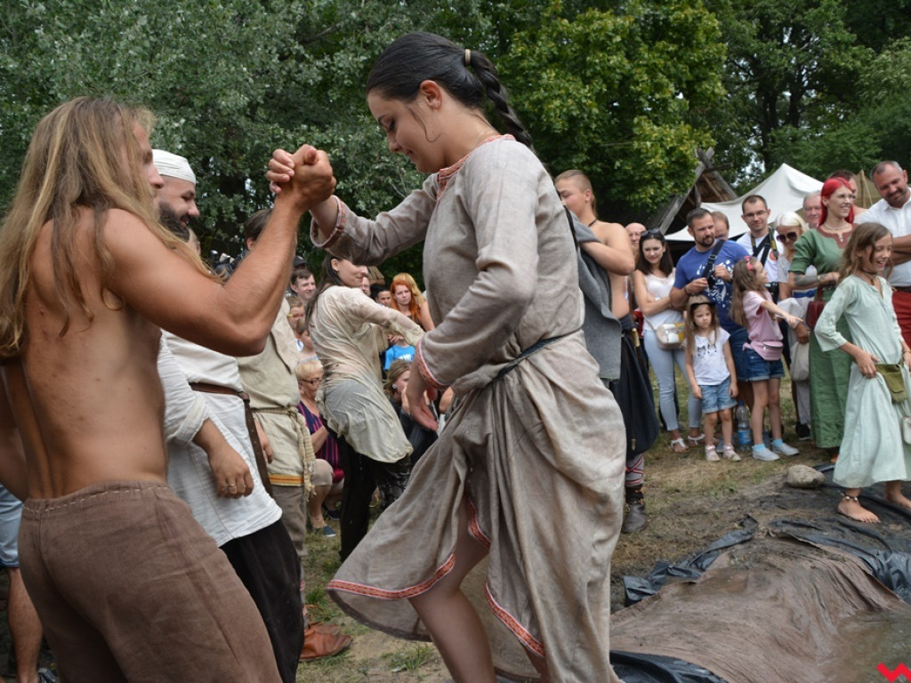 Ucieczka z uczty i pogrzeb wodza, czyli sobota na grzybowskim grodzie