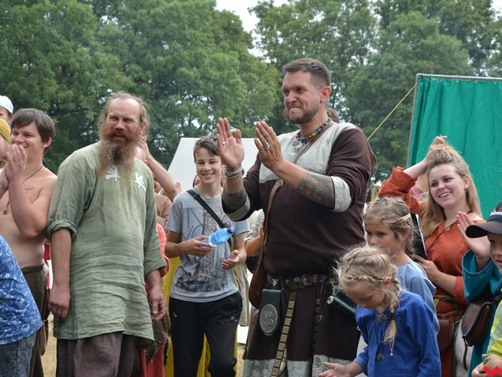 Ucieczka z uczty i pogrzeb wodza, czyli sobota na grzybowskim grodzie