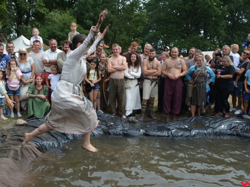 Ucieczka z uczty i pogrzeb wodza, czyli sobota na grzybowskim grodzie
