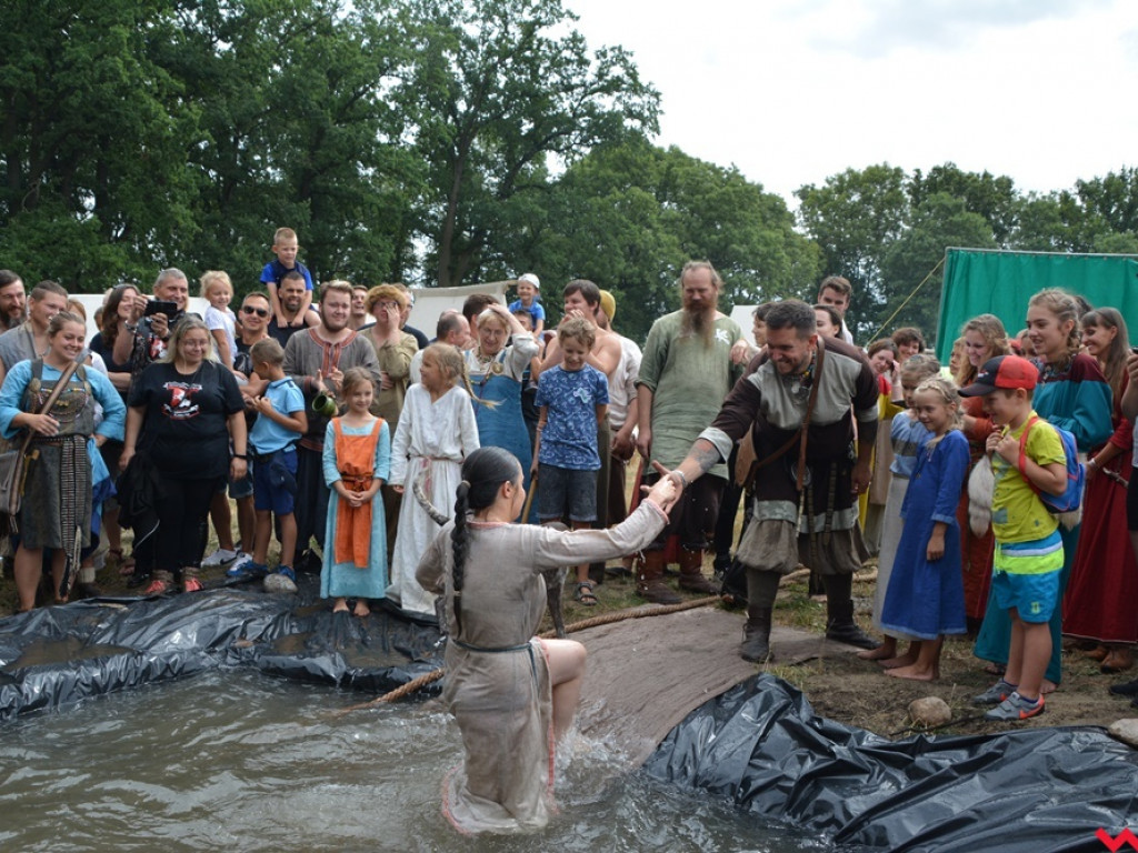 Ucieczka z uczty i pogrzeb wodza, czyli sobota na grzybowskim grodzie