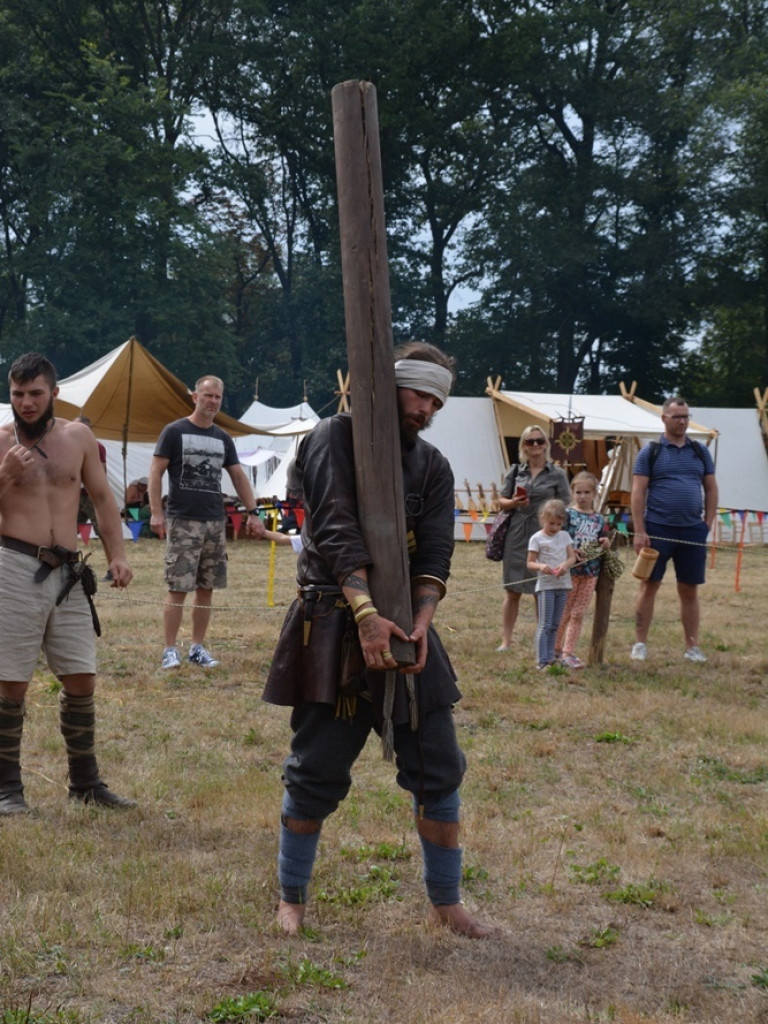 Ucieczka z uczty i pogrzeb wodza, czyli sobota na grzybowskim grodzie
