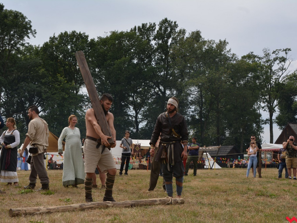 Ucieczka z uczty i pogrzeb wodza, czyli sobota na grzybowskim grodzie