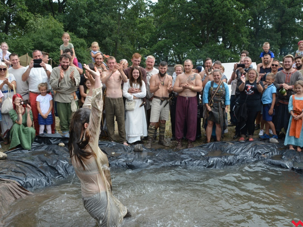 Ucieczka z uczty i pogrzeb wodza, czyli sobota na grzybowskim grodzie