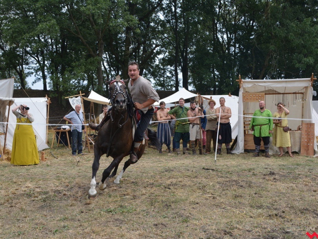 Ucieczka z uczty i pogrzeb wodza, czyli sobota na grzybowskim grodzie