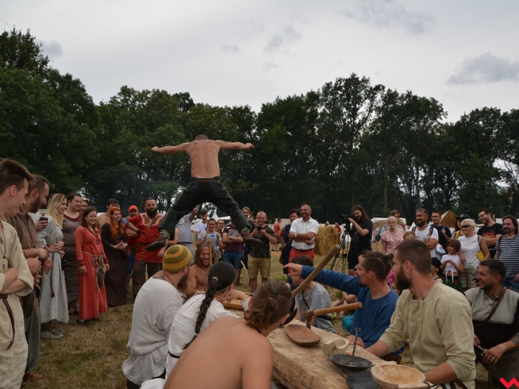 Ucieczka z uczty i pogrzeb wodza, czyli sobota na grzybowskim grodzie