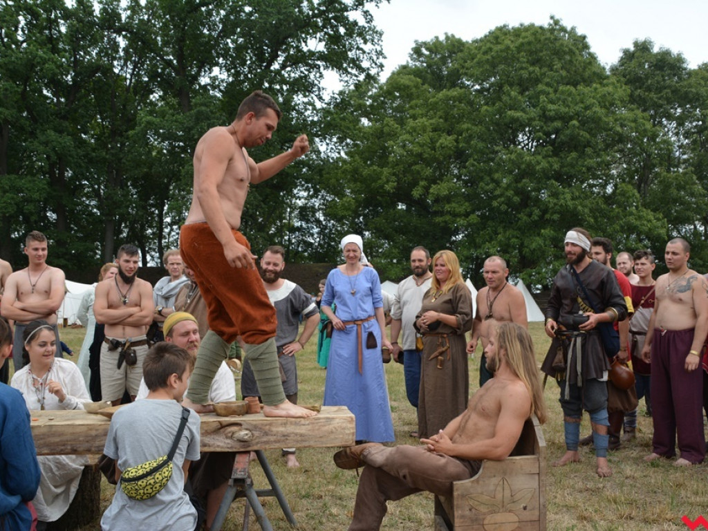 Ucieczka z uczty i pogrzeb wodza, czyli sobota na grzybowskim grodzie