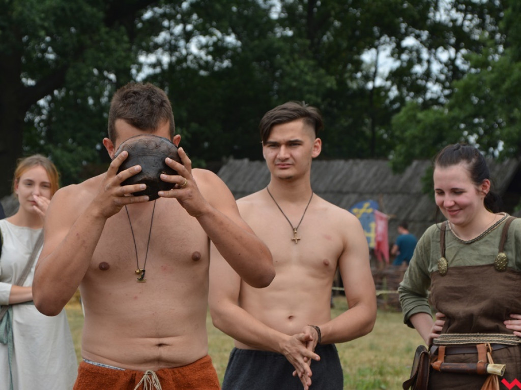 Ucieczka z uczty i pogrzeb wodza, czyli sobota na grzybowskim grodzie