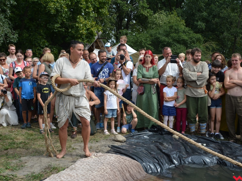 Ucieczka z uczty i pogrzeb wodza, czyli sobota na grzybowskim grodzie