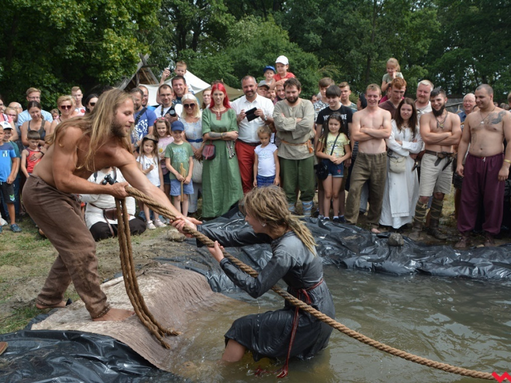 Ucieczka z uczty i pogrzeb wodza, czyli sobota na grzybowskim grodzie