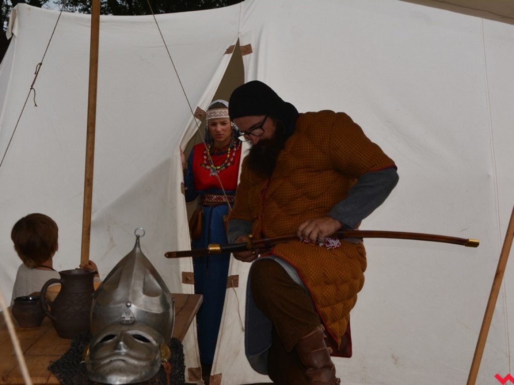 Ucieczka z uczty i pogrzeb wodza, czyli sobota na grzybowskim grodzie