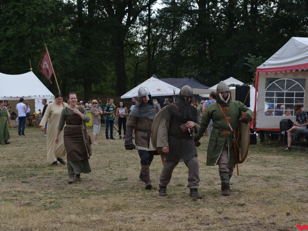 Ucieczka z uczty i pogrzeb wodza, czyli sobota na grzybowskim grodzie